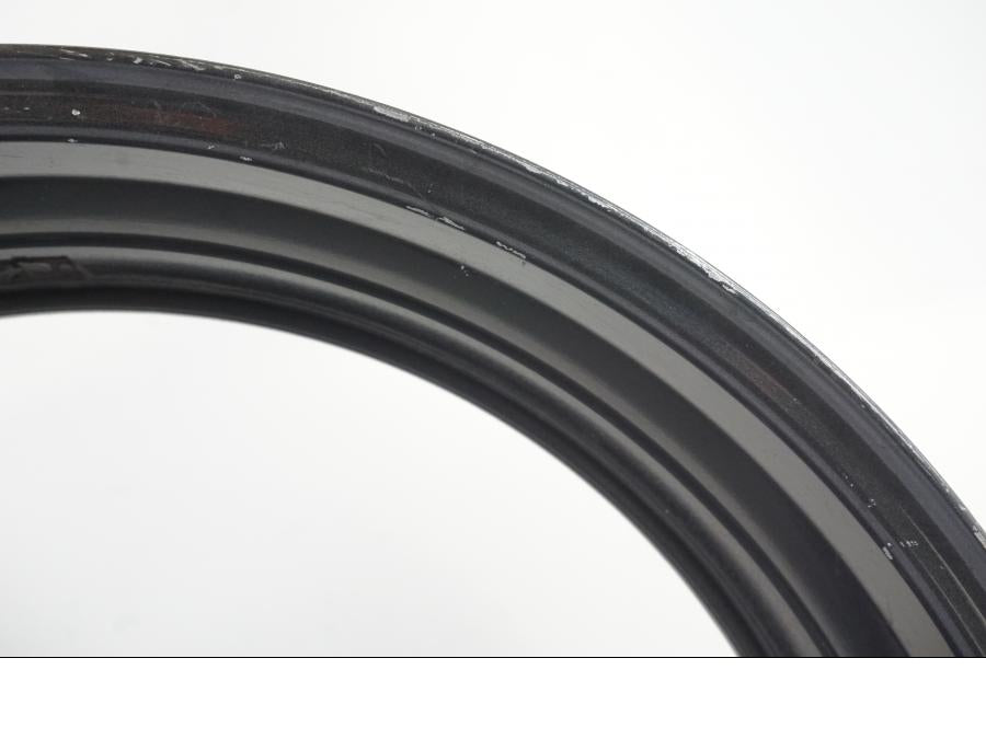 Vänster sida på Fälg från en Suzuki GSX 1300 RX -1999 motorcykel.