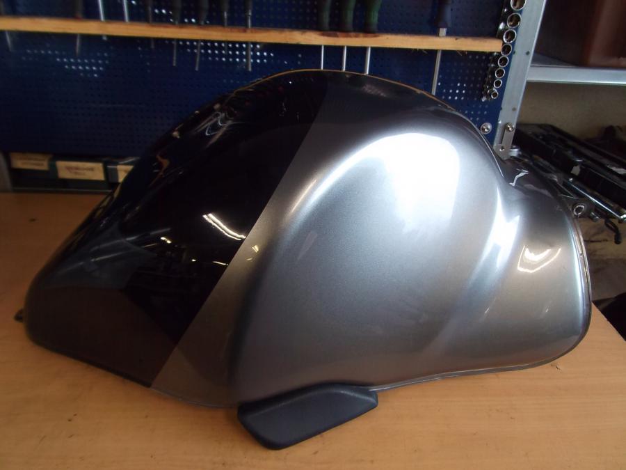 Vänster sida på Bensintank från en Suzuki GSX 1300 R -1999 motorcykel.