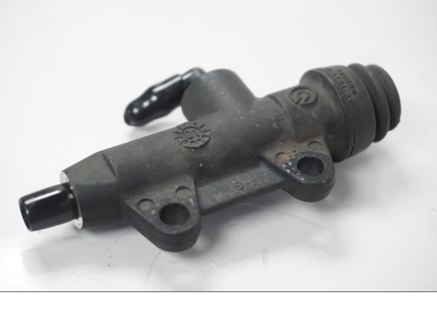 Snett uppifrån på Bromshuvudcylinder från en BMW F 650 CS -2002 motorcykel.