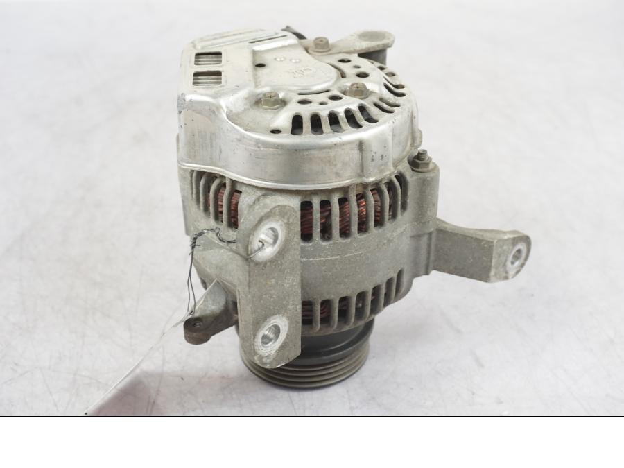 Vänster sida på Generator från en BMW R 1200 GS -2005 motorcykel.