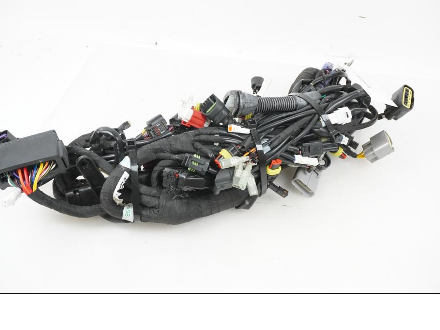 Vänster sida på Kabelstam från en KTM 1290 Super Adventure S -2022 motorcykel.