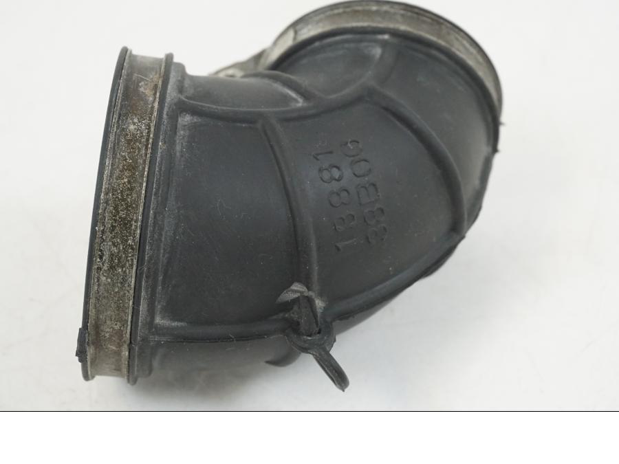 Baksidan på Luftrör från en Suzuki VS 1400 -1999 motorcykel.