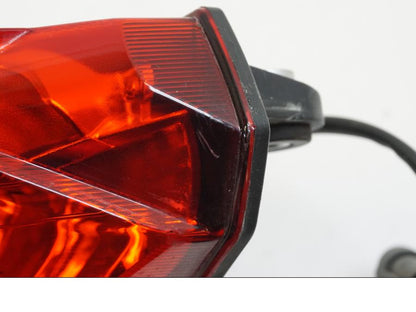 Snett uppifrån på Baklampa från en Ducati Streetfighter S -2011 motorcykel.