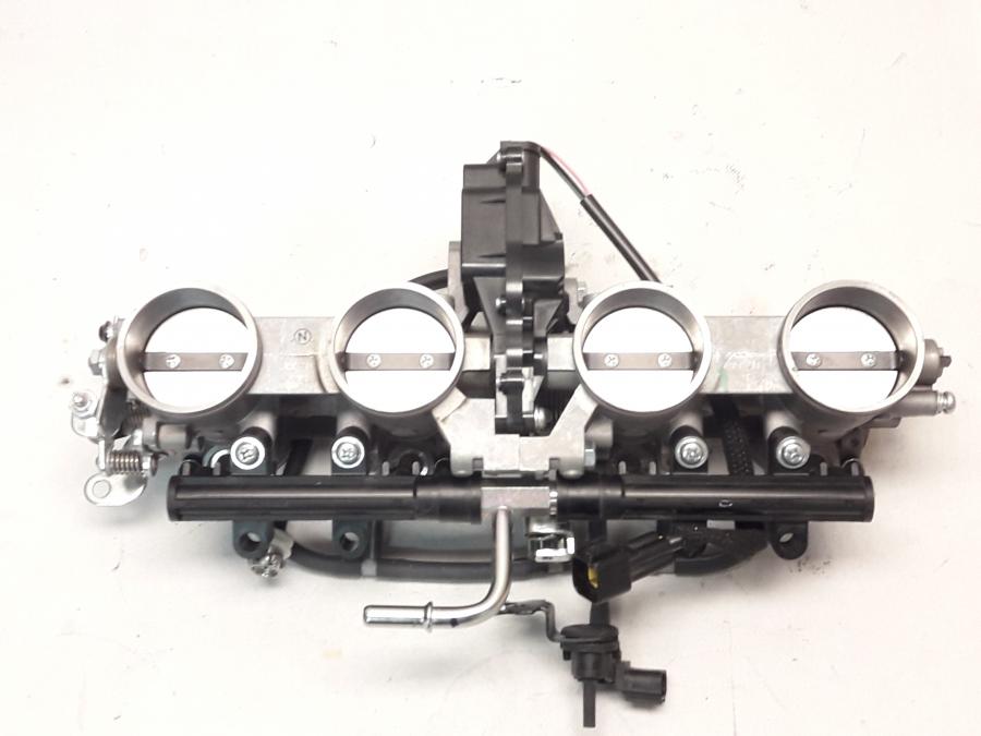 Baksidan på Spjällhus från en Kawasaki Z 800 -2015 motorcykel.