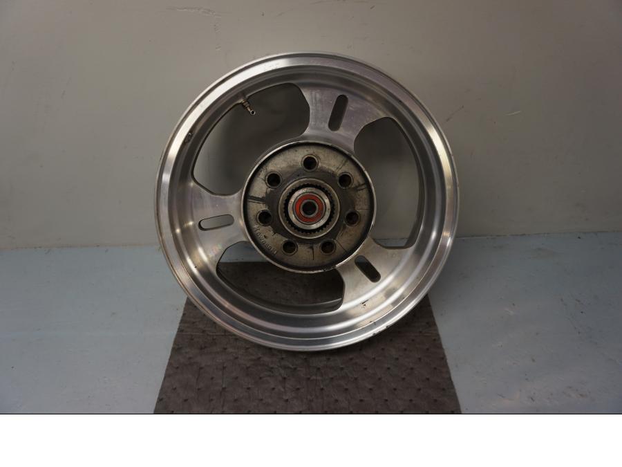 Baksidan på Fälg från en Kawasaki VN 1500 Mean Streak -2003 motorcykel.