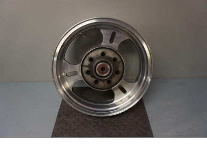 Baksidan på Fälg från en Kawasaki VN 1500 Mean Streak -2003 motorcykel.