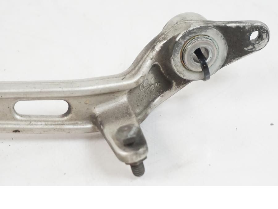 Snett nerifrån på Bromspedal från en BMW F 650 CS -2002 motorcykel.