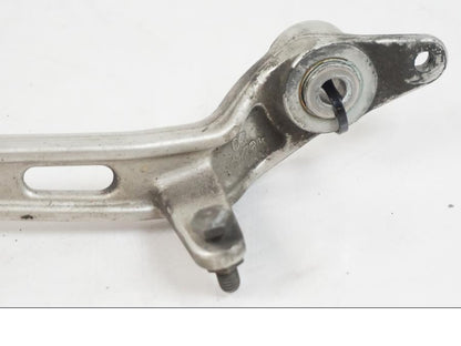 Snett nerifrån på Bromspedal från en BMW F 650 CS -2002 motorcykel.