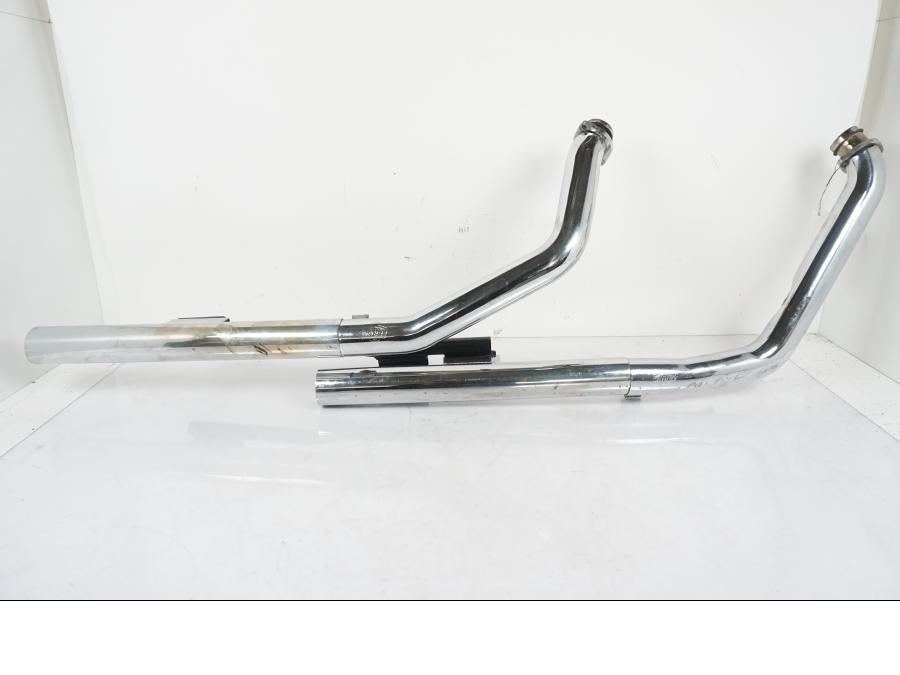 Framsidan på Avgassystem Sport från en H-D Softail Standard FXST -2001 motorcykel.