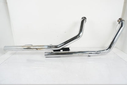 Framsidan på Avgassystem Sport från en H-D Softail Standard FXST -2001 motorcykel.