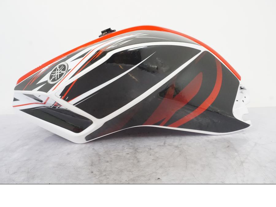 Vänster sida på Bensintankskåpa från en Yamaha YZF-R 125 -2008 motorcykel.