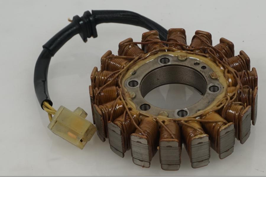 Baksidan på Generator från en Honda CBR 600 -1999 motorcykel.