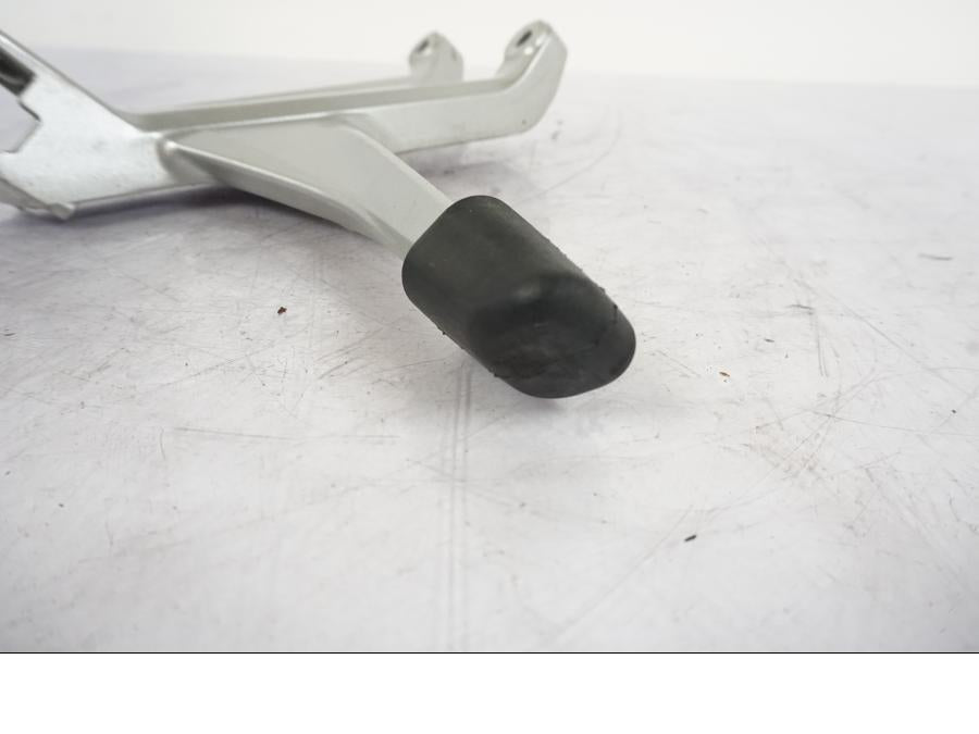 Höger sida på Fotpinnefäste från en Honda VFR 1200 -2010 motorcykel.