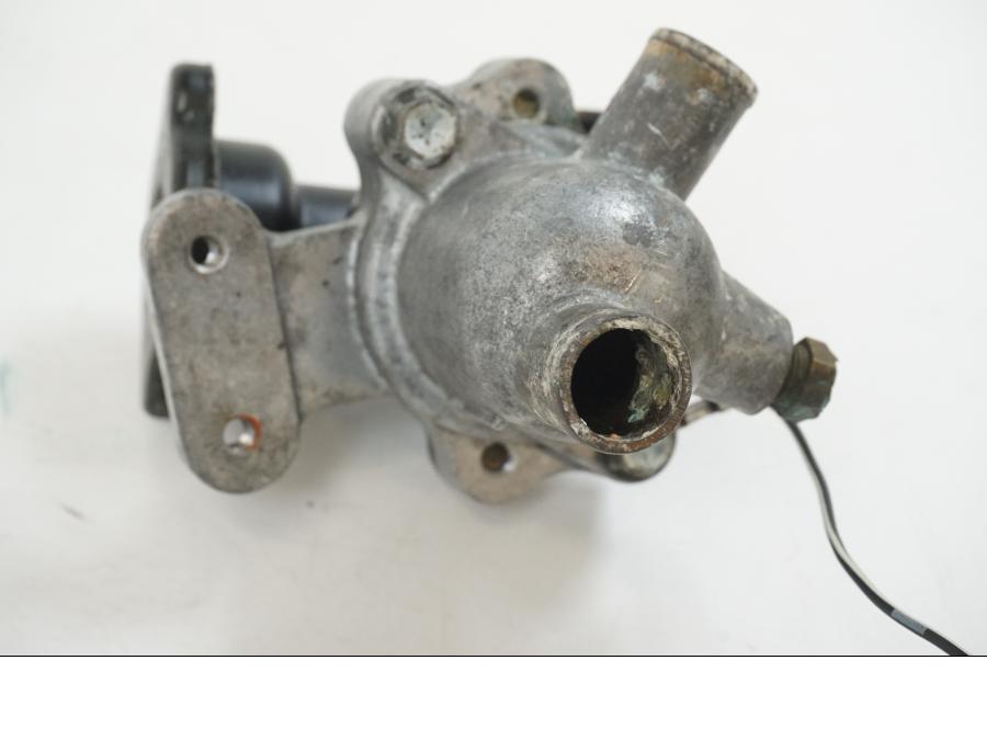 Snett nerifrån på Vattentermostathus från en Aprilia RS 250 -1998 motorcykel.