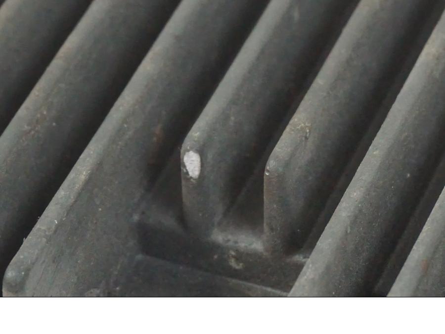 Vänster sida på Likriktare från en Kawasaki ER-6F -2010 motorcykel.