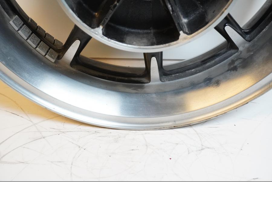 Höger sida på Fälg från en Kawasaki VN 1700 Classic Tourer -2009 motorcykel.