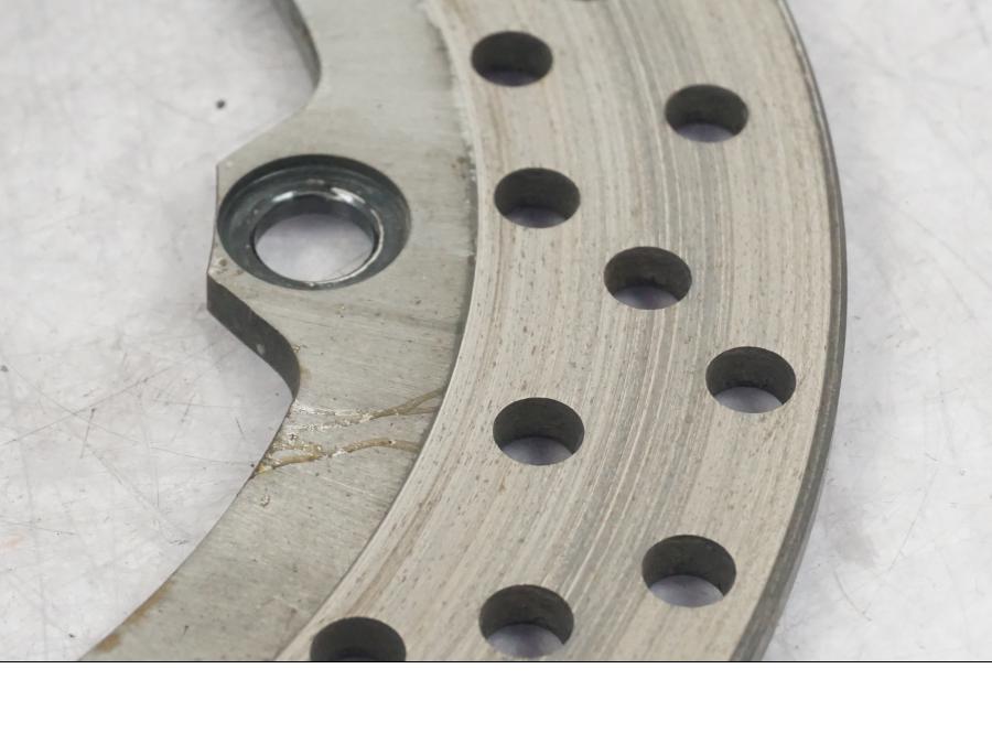 Vänster sida på Bromsskiva från en Yamaha MT-09 -2016 motorcykel.