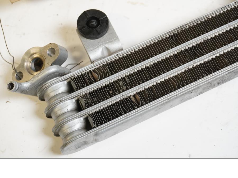 Snett uppifrån på Oljekyl från en Honda VFR 750 -1988 motorcykel.