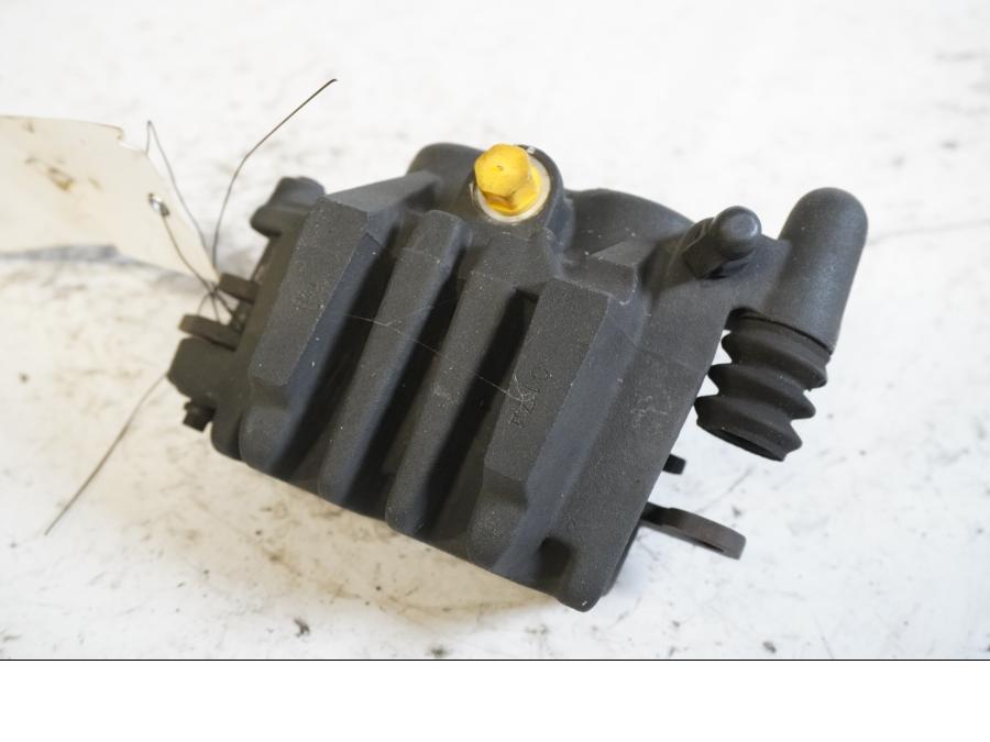 Baksidan på <p>Bromsok vänster fram från Kawasaki ER-6N ABS 2010.</p>

<p>Tokico. Två kolvs ok. Okej skick.</p> motorcykel.