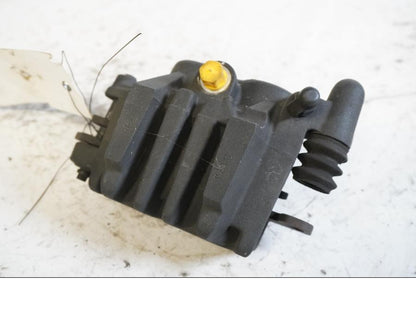 Baksidan på <p>Bromsok vänster fram från Kawasaki ER-6N ABS 2010.</p>

<p>Tokico. Två kolvs ok. Okej skick.</p> motorcykel.