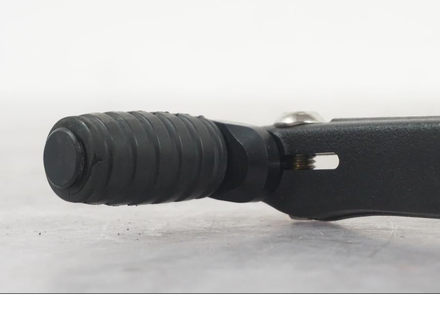 Vänster sida på Växelpedal från en KTM 1290 Super Duke R -2022 motorcykel.