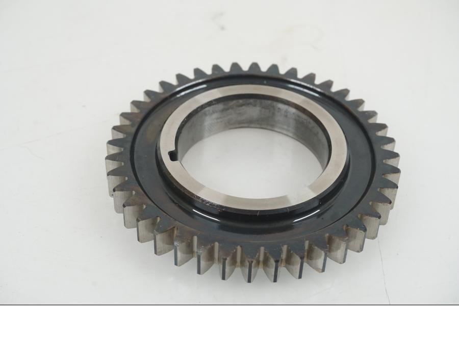 Baksidan på Vevaxel från en KTM 1290 Super Duke R -2021 motorcykel.