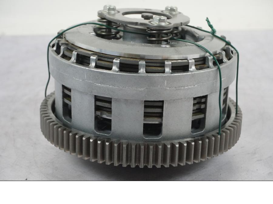 Snett uppifrån på Kopplingskorg från en Kawasaki Z 900 -2019 motorcykel.