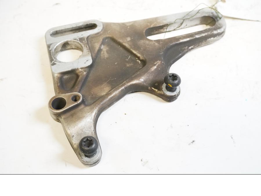 Baksidan på Bromsoksfäste från en KTM RC8 -2013 motorcykel.