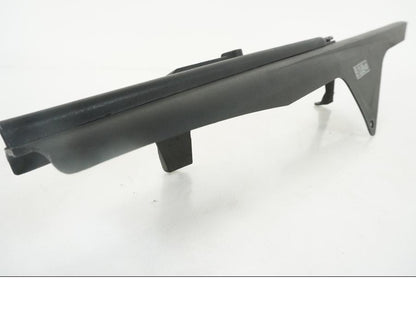 Baksidan på Kedjeskydd från en Triumph Speed Triple -2009 motorcykel.