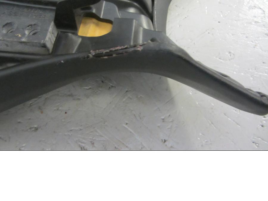 Snett nerifrån på Sadel från en Honda CB 1000 R -2010 motorcykel.