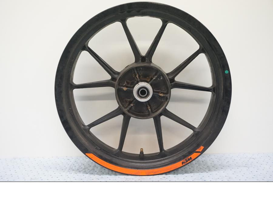 Baksidan på Fälg från en KTM 125 Duke -2017 motorcykel.