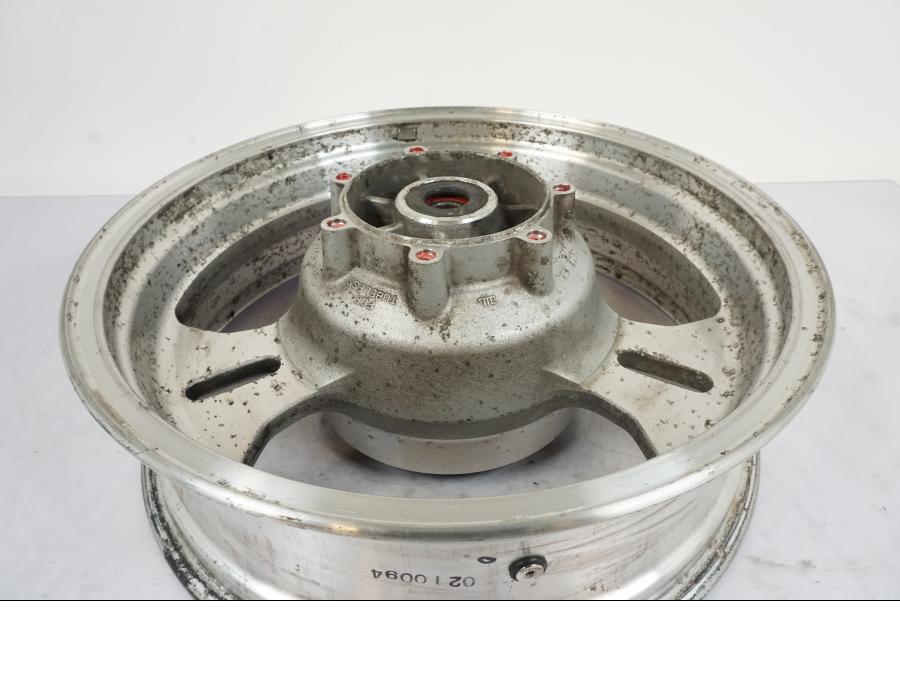 Snett nerifrån på Fälg från en Kawasaki VN 1500 -2003 motorcykel.