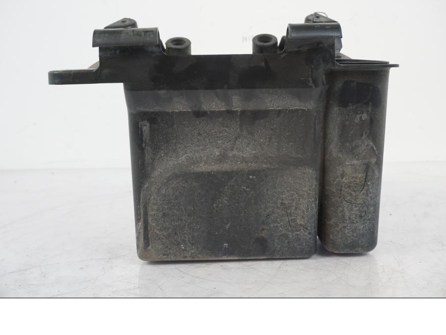 Snett nerifrån på Batterihållare från en Suzuki VZR 1800 -2009 motorcykel.