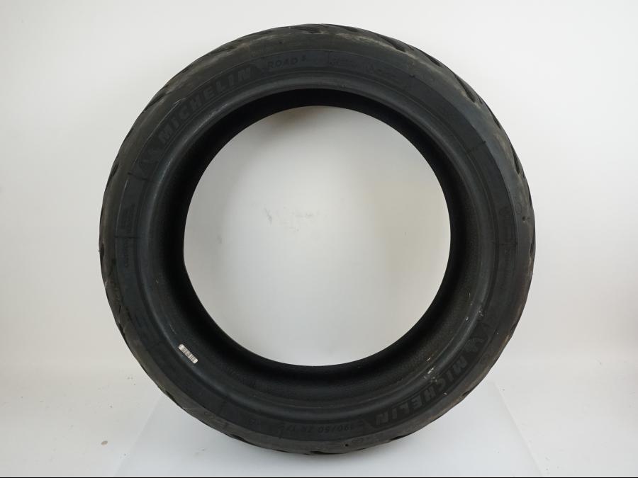 Framsidan på <p>Däck: Michelin Road 5 2CT. </p>

<p>Dimension: 190/50-ZR17 M/C (73W) Tillv 2818. Mönsterdjup: Ytterkant ca 6.43 mm. Mitten ca 4.45 mm.</p> motorcykel.