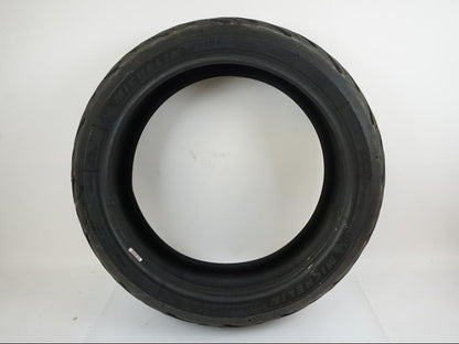 Framsidan på <p>Däck: Michelin Road 5 2CT. </p>

<p>Dimension: 190/50-ZR17 M/C (73W) Tillv 2818. Mönsterdjup: Ytterkant ca 6.43 mm. Mitten ca 4.45 mm.</p> motorcykel.