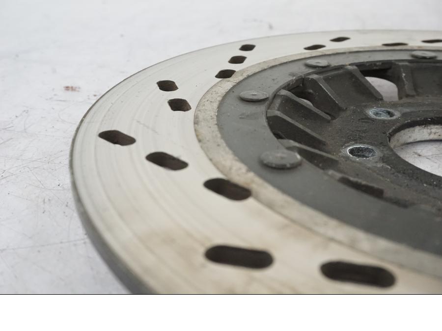 Snett uppifrån på Bromsskiva från en Suzuki GSX 550 EF -1985 motorcykel.