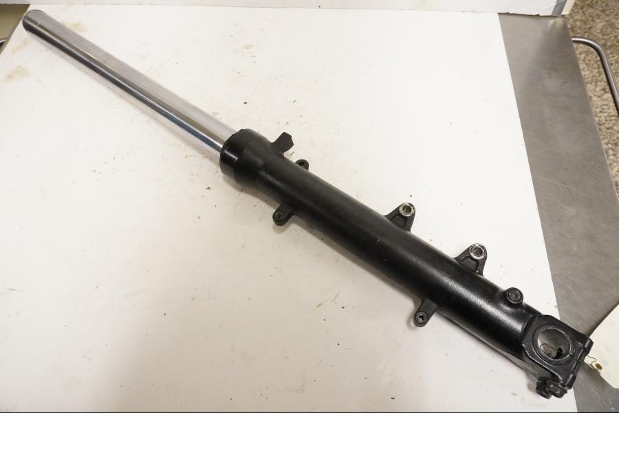 Framsidan på Gaffelben från en Honda CBR 1000 F -1993 motorcykel.