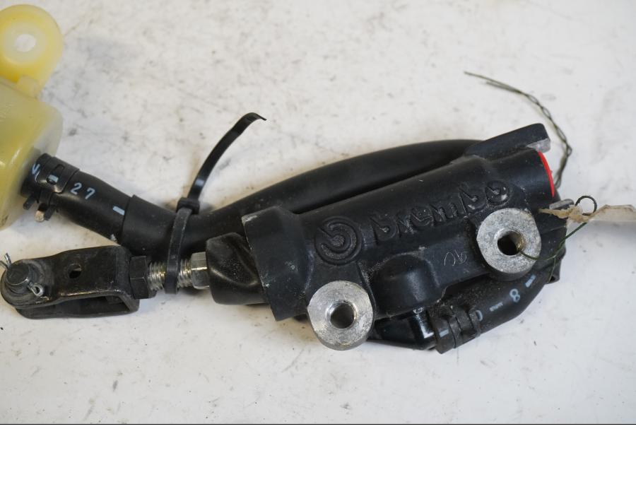 Baksidan på Bromshuvudcylinder från en Yamaha FZ-6 -2008 motorcykel.