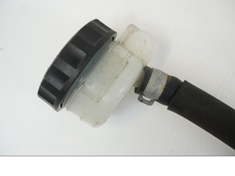 Höger sida på Bromshuvudcylinder från en Kawasaki ZZR 1100 -1994 motorcykel.