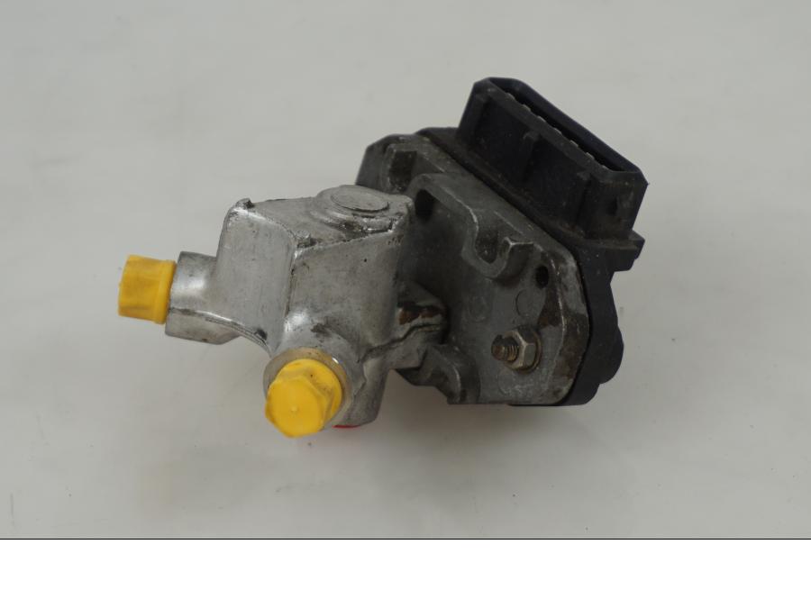 Baksidan på Bromsfördelare från en BMW R 100 RT -1982 motorcykel.