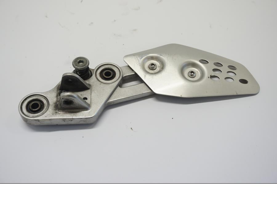 Framsidan på Fotpinnefäste från en Yamaha MT-07 -2014 motorcykel.