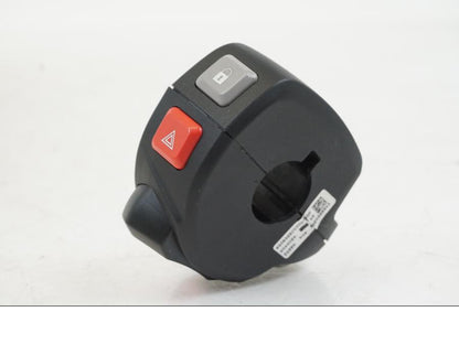 Framsidan på Styrelreglage från en Triumph Speed Triple -2021 motorcykel.