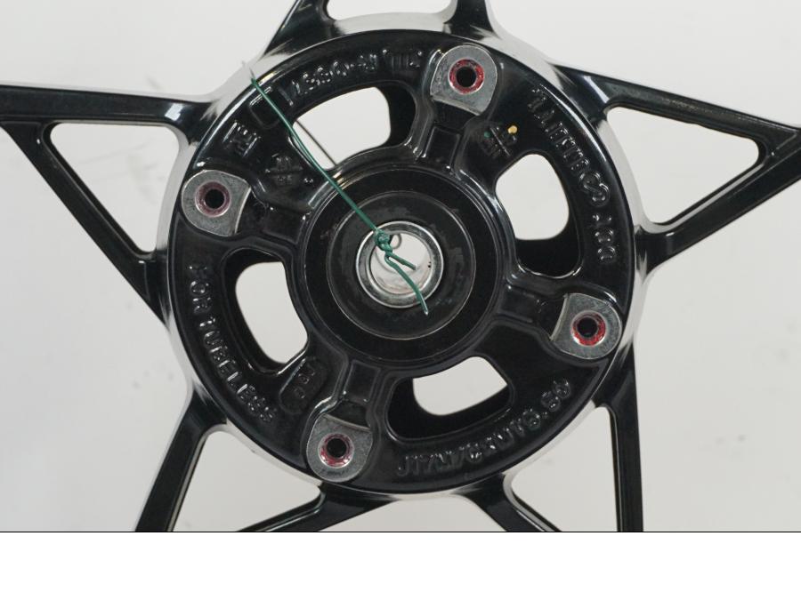 Extrabild1 på Fälg från en Kawasaki Z 900 -2019 motorcykel.