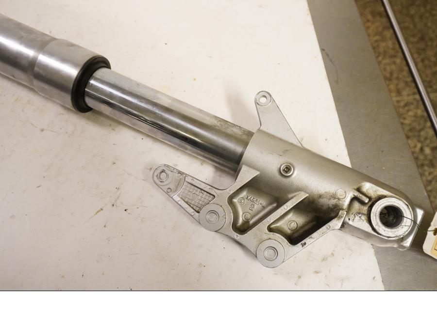 Vänster sida på Gaffelben från en Suzuki VZ 800 -1997 motorcykel.