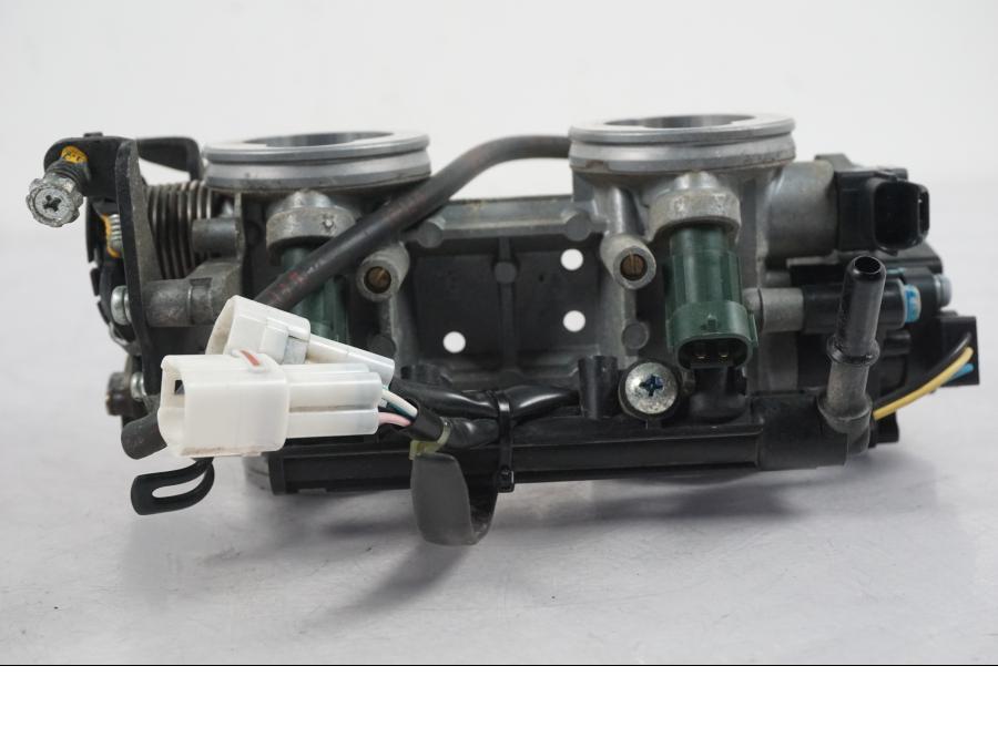 Snett uppifrån på Spjällhus från en Kawasaki ER-6N ABS -2010 motorcykel.