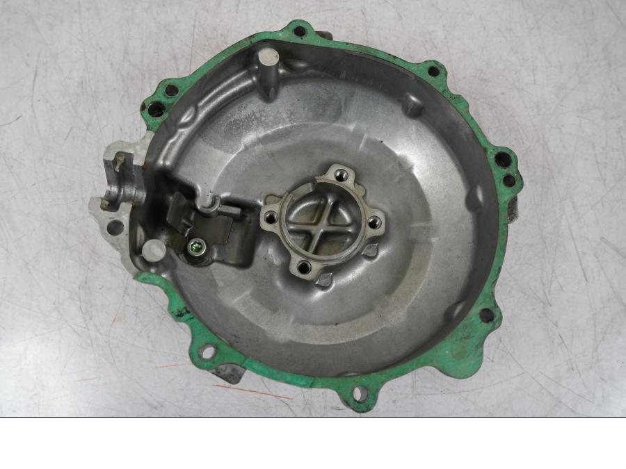 Baksidan på Generatorkåpa från en Honda VFR 800 -2005 motorcykel.