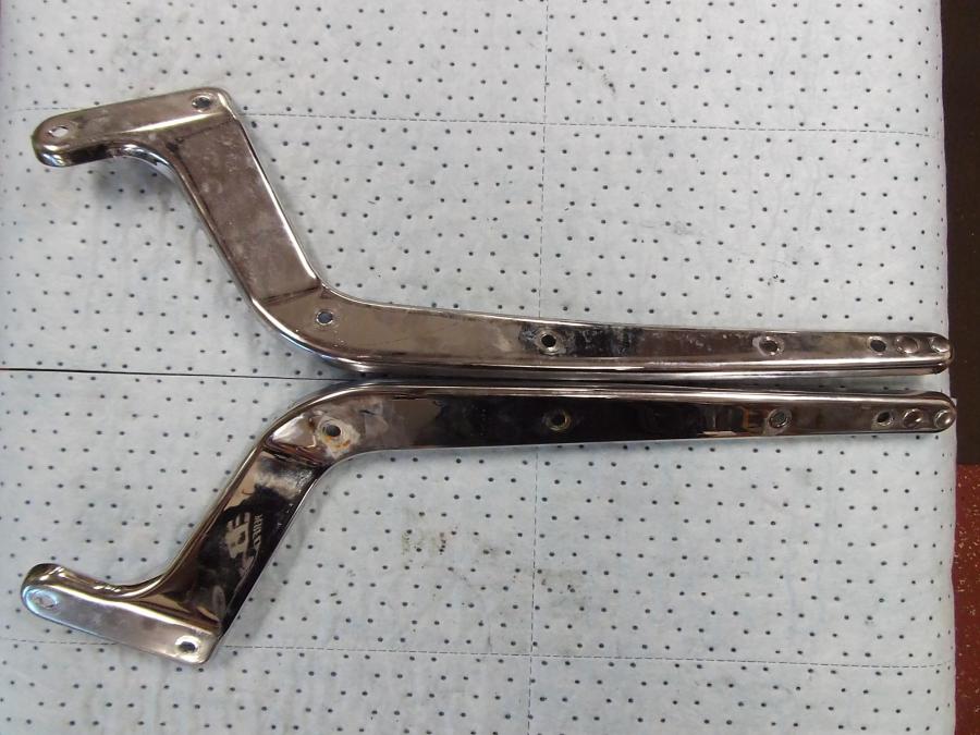 Framsidan på Bakskärmstag från en H-D Softail Deluxe / Nostalgia FLSTN -2011 motorcykel.