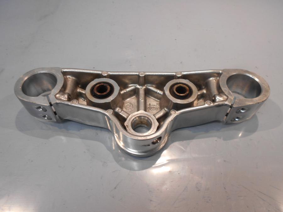 Baksidan på Gaffelkrona från en Yamaha XV 1600 -2000 motorcykel.