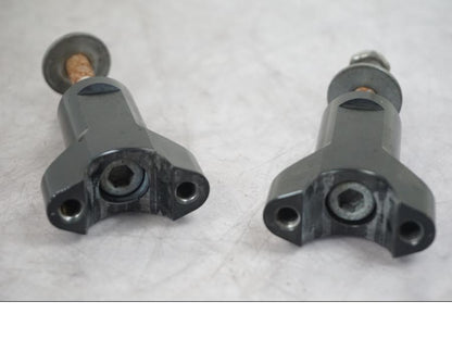 Vänster sida på Styrfäste från en Triumph Tiger -2009 motorcykel.