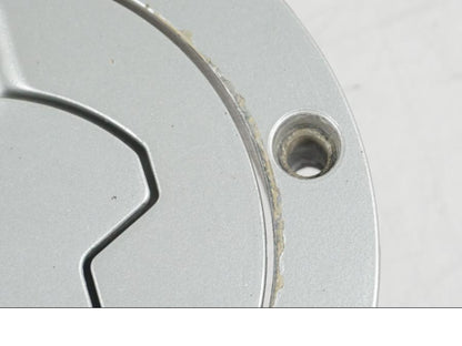 Snett uppifrån på <p>Låssats från BMW R 1100 RS 1997.</p>

<p>2st nycklar, tändningslås, sadellås, tanklock.</p>

<p>Mindre lackskada på tanklocket se bild.</p> motorcykel.